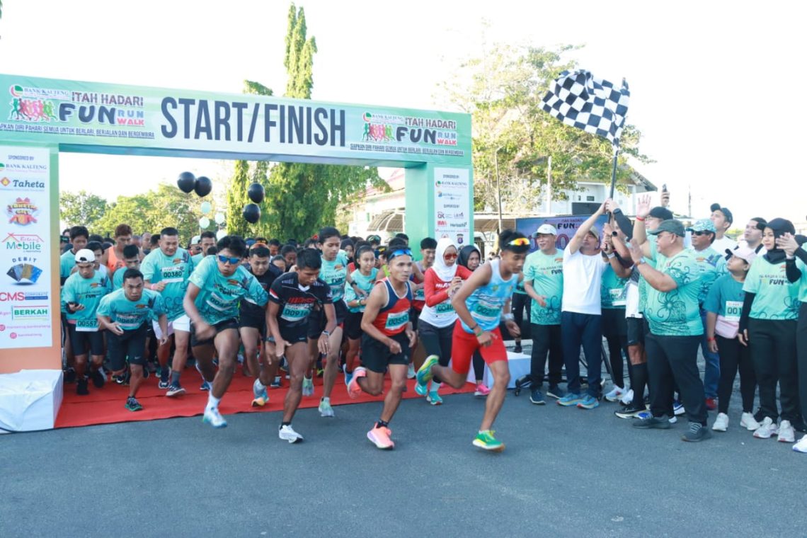 Gubernur Kalimantan Tengah H. Sugianto Sabran saat melepas secara resmi Fun Run Fun Walk 5 K dan 3 K