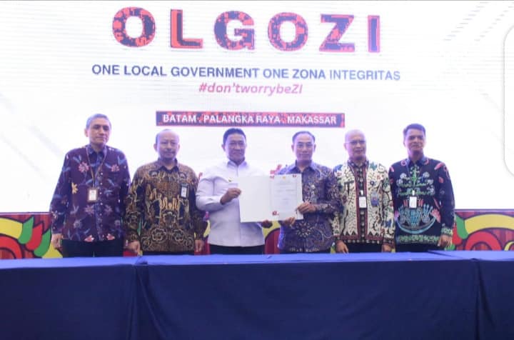 Wakil Gubernur Kalteng H. Edy Pratowo saat menghadiri secara virtual Penyerahan Sertipikat dan Peluncuran Sertipikat Tanah Elektronik oleh Presiden RI