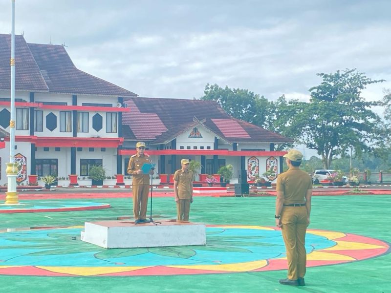 Pj. Bupati Murung Raya (Mura), Hermon, memimpin apel gabungan pengucapan ikrar bersama dan penandatanganan pakta integritas netralitas pegawai aparatur sipil negara pada pada pemilu dan pemilihan tahun 2024 di lingkungan pemerintah Kabupaten Murung Raya