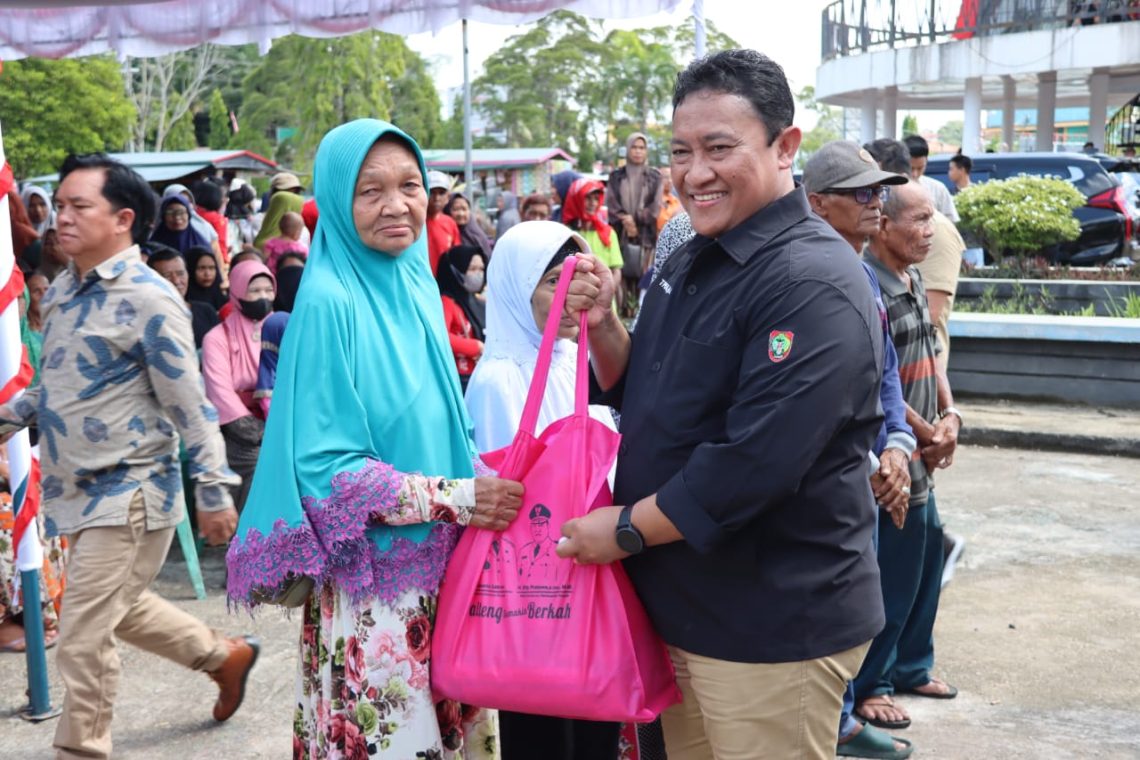 Wakil Gubernur Kalteng H. Edy Pratowo saat menyerahkan secara simbolis paket sembako kepada masyarakat, Sabtu (9/12/2023). Foto : Ist