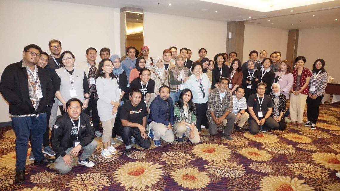 Koalisi Cek Fakta yang terdiri dari Aliansi Jurnalis Independen (AJI), Asosiasi Media Siber Indonesia (AMSI), Masyarakat Antifitnah Indonesia (MAFINDO) dan 19 media yang tergabung dalam koalisi menggelar live fact checking debat pilpres perdana, Rabu (12/12/2023) malam. Foto : Ist