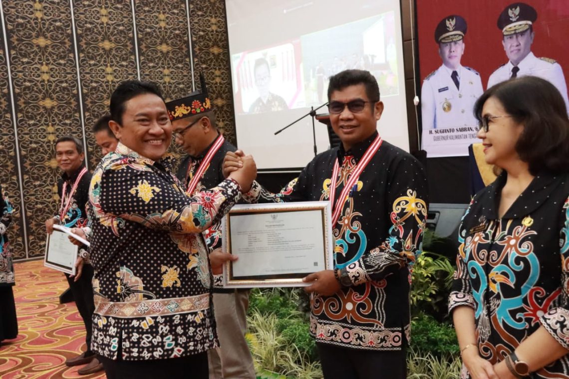 Wagub Kalteng H. Edy Pratowo serahkan piagam penghargaan kepada salah satu peserta berprestasi istimewa, Agus Siswadi