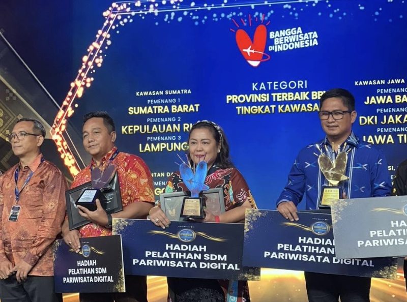 Sekretaris Dinas Rusita Murniasi mewakili Kepala Dinas menerima piagam juara Provinsi terbaik