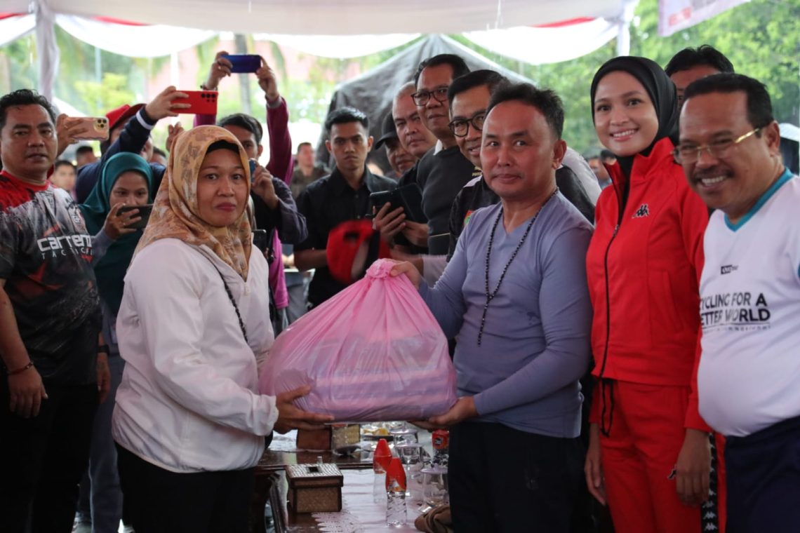 Gubernur Kalteng H. Sugianto Sabran serahkan paket sembako kepada salah satu Pegawai Kontrak secara simbolis