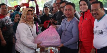 Jelang Nataru, Gubernur Sugianto Sabran Gratiskan 3.700 Paket Sembako