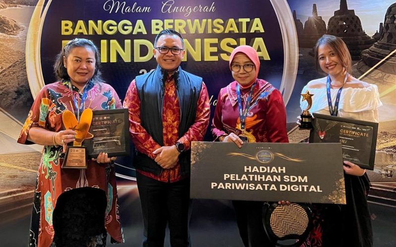 Sekretaris Dinas Kebudayaan dan Pariwisata Prov. Kalteng Rusita Murniasi bersama Kepala Dinas Perdagangan dan Perindustrian Aster Bonawaty dan dari UKM UEI Adeline Christine usai menerima penghargaan yang diserahkan Menteri PANRB Abdullah Azwar Anas