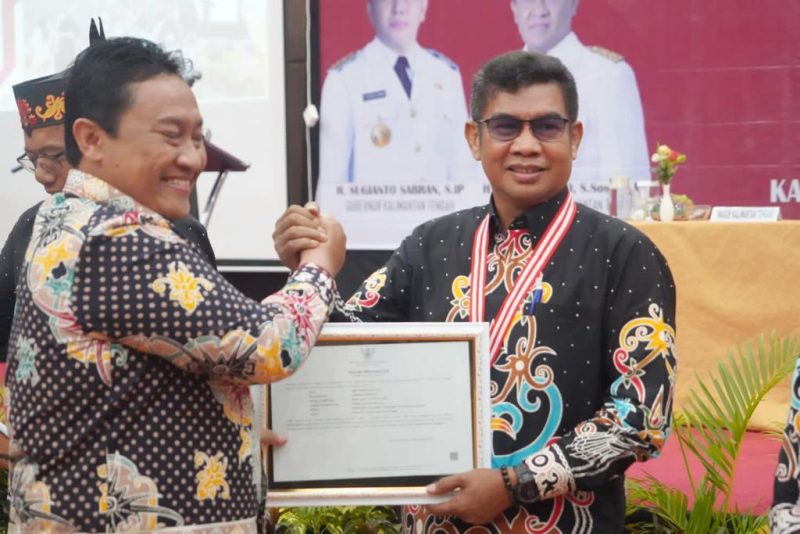 Wakil Gubernur Kalimantan Tengah H. Edy Pratowo saat melakukan Pengalungan medali khusus dan penghargaan kepada Kepala Dinas Kominfo, Persandian dan Statistik Provinsi Kalimantan Tengah Agus Siswadi