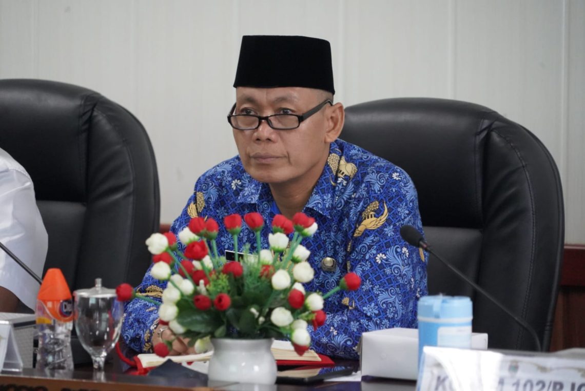 Staf Ahli Gubernur Kalteng Bidang Ekonomi, Keuangan, dan Pembangunan Yuas Elko saat menghadiri secara virtual Rakor Pengendalian Inflasi Tahun 2023 bersama Kemendagri