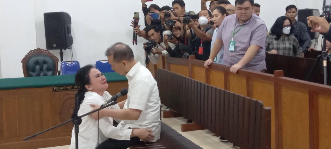 Terdakwa Ary Egahni bersujud dihadapan suaminya terdakwa Ben Brahim S. Bahat seusai mendengar surat putusan Majelis Hakim Pengadilan Tipikor Palangka Raya, Selasa (12/12/2023) pagi. Foto: fernando rajagukguk