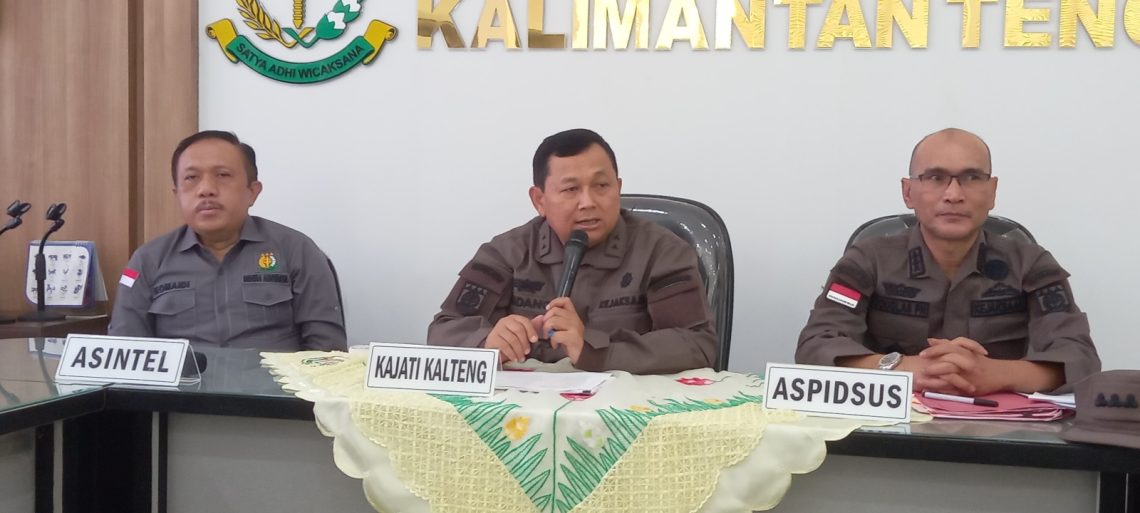 Kajati Kalteng Dr. Undang Mugopal, S.H., M.Hum (tengah) didampingi Asisten Intelejen Komaidi (kiri) dan Aspidsus Douglas Pamino Nainggolan (kanan). Foto: fernando rajagukguk