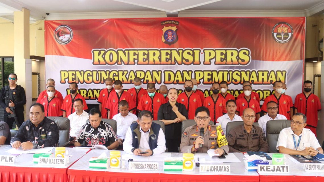 Kapolda Kalteng melalui Kabidhumas Kombes Pol Erlan Munaji, S.IK., M.Si. saat menggelar konferensi press di depan Aula Arya Dharma Mapolda setempat, Kamis (21/12/2023) siang.