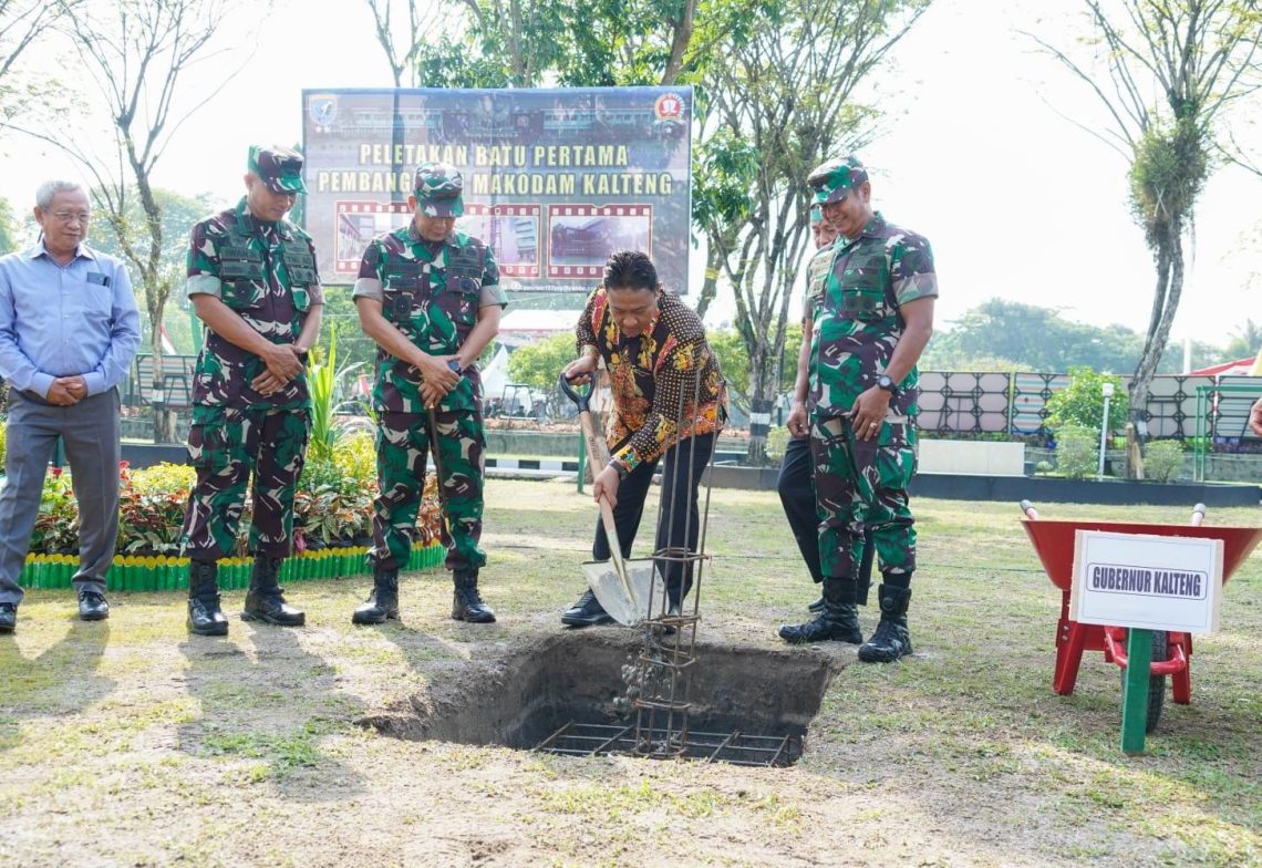 Wagub Kalteng H. Edy Pratowo lakukan peletakan batu pertama pembangunan Makodam Kalteng