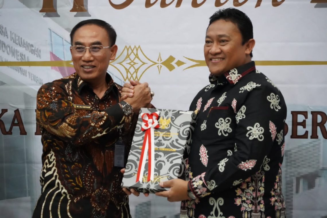 Wakil Gubernur Kalteng H. Edy Pratowo saat menerima LHP Kinerja dan DTT Semester II Tahun 2023 dari Kepala Perwakilan BPK RI Prov. Kalteng M. Ali Asyhar. Foto : Ist