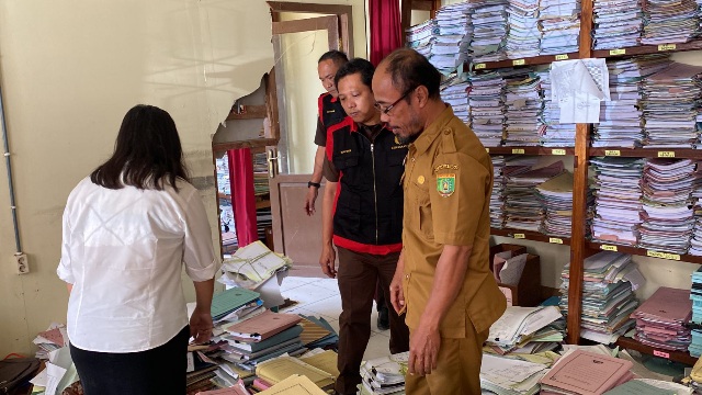 Tim Penyidik Kejati Kalteng menggeledah kantor BPKAD Barsel, Selasa (5/12/2023). Foto: Penkum Kejati Kalteng for JurnalBorneo.co.id