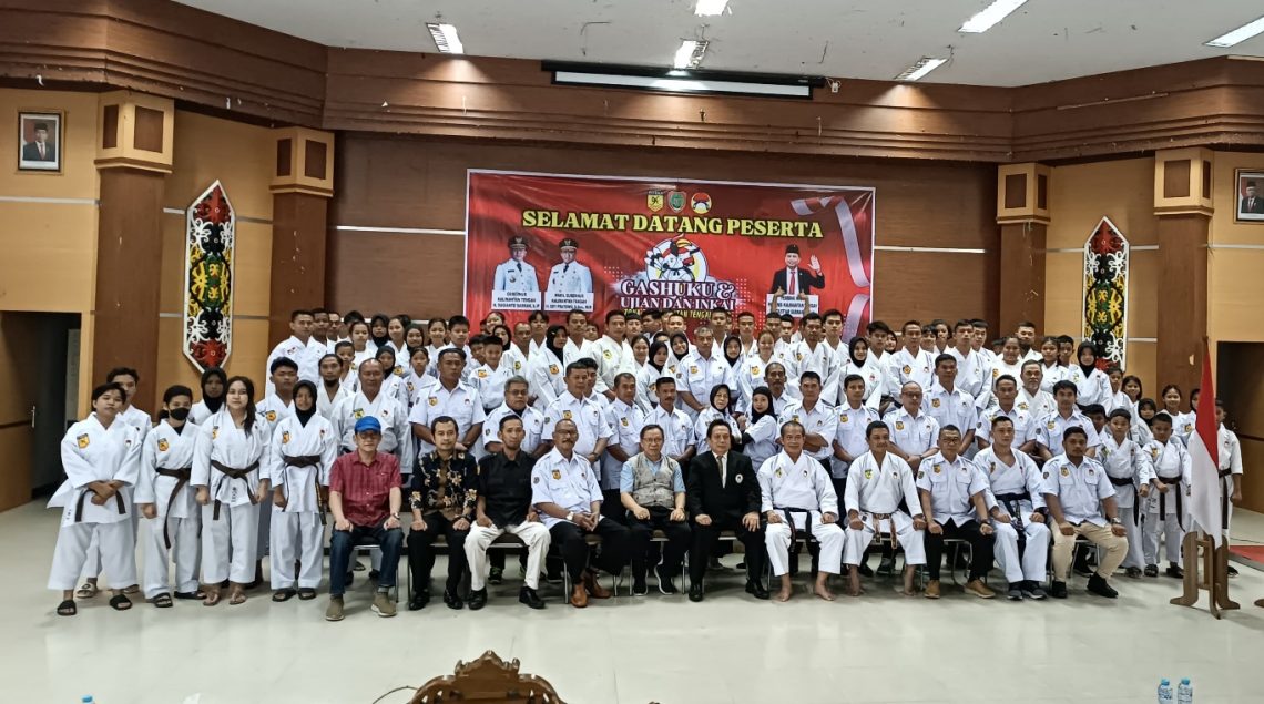 Ketua INKAI Kalteng, H. Hariawan (tiga dari kanan depan) dan Jeffriko Seran (ujung kanan depan) berfoto bersama dengan seluruh jajaran pengurus INKAI Kalteng dan para peserta Gashuku dan ujian DAN INKAI Zona Kalteng 2023, Minggu (17/12/2023). Foto: ist.