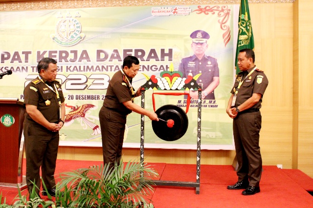 Kajati Kalteng Dr. Undang Mugopal memukul gong sebagai tanda dibukanya kegiatan Rakerda inventarisasi dan evaluasi capaian kinerja pada masing-masing satuan kerja di Palangka Raya, Senin (18/12/2023). Foto: Penkum Kejati Kalteng