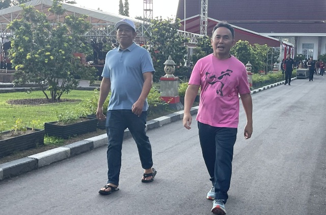 Gubernur Kalteng H. Sugianto Sabran (kanan) bersama Ketua Umum KONI Kalteng Rahmat Hidayat SH, melaksanakan joging di areal Istana Isen Mulang, Sabtu (30/12/2023) sore. Foto: ist.