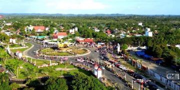 Warga Puruk Cahu Antusias Menonton Karnaval Budaya