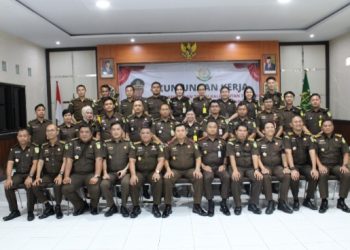Kajati Kalteng Dr. Undang Mugopal (tengah depan) bersama jajajaran di Kejari Pulang Pisau, Senin (4/12/2023). Foto: Penkum Kejati Kalteng for JurnalBorneo.co.id