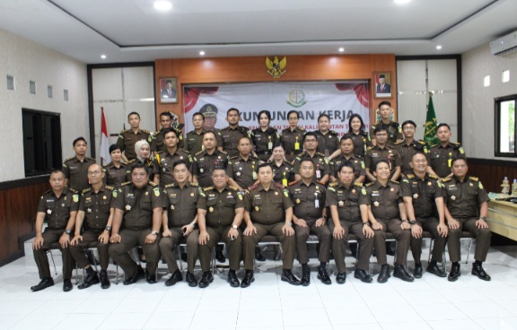 Kajati Kalteng Dr. Undang Mugopal (tengah depan) bersama jajajaran di Kejari Pulang Pisau, Senin (4/12/2023). Foto: Penkum Kejati Kalteng for JurnalBorneo.co.id