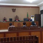 Pua Hardinata (dua dari kanan) selaku Penasihat Hukum terdakwa Jefri Suryatin (kanan ujung) sedang bertanya kepada para saksi di persidangan Pengadilan Tipikor Palangka Raya, Kamis (6/7/2023). (fer)