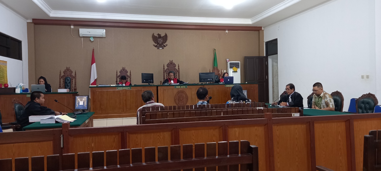 Pua Hardinata (dua dari kanan) selaku Penasihat Hukum terdakwa Jefri Suryatin (kanan ujung) sedang bertanya kepada para saksi di persidangan Pengadilan Tipikor Palangka Raya, Kamis (6/7/2023). (fer)