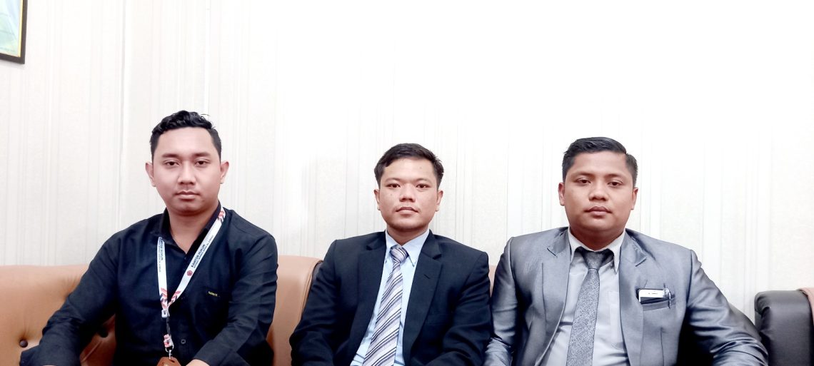 Jeffriko Seran Penasihat Hukum Abdurrahman (kanan ujung) bersama rekan. (Foto: fer)