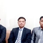 Jeffriko Seran Penasihat Hukum Abdurrahman (kanan ujung) bersama rekan. (Foto: fer)