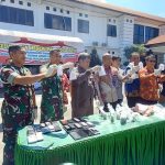 Kajari Palangka Raya Andi Murji Machfud (empat dari kiri) dan Forkopimda yang hadir menunjukkan barang-barang bukti yang akan dimusnahkan di halaman Kejari setempat, Kamis (27/7/2023). Foto: fer
