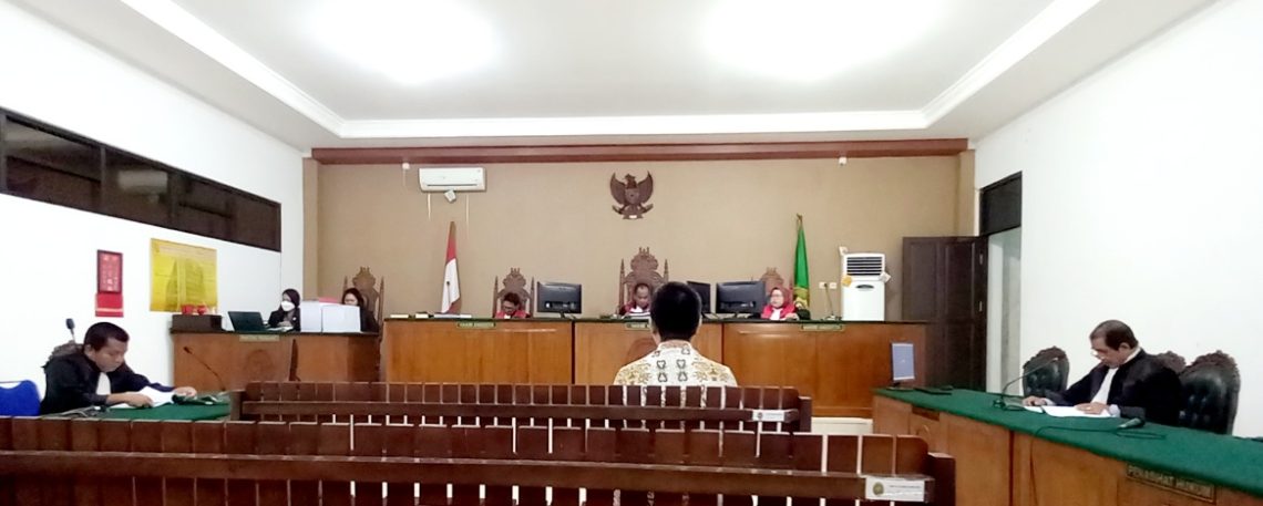 Terdakwa Jefri Suryatin (tengah) dan JPU Hadiarto (kiri) mendengarkan pembacaan nota pembelaan oleh Pua Hardinata (kanan) selaku Penasihat Hukumnya di Pengadilan Tipikor Palangka Raya, Rabu (16/8/2023) pagi. Foto: fer