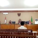 Terdakwa Jefri Suryatin (tengah) dan JPU Hadiarto (kiri) mendengarkan pembacaan nota pembelaan oleh Pua Hardinata (kanan) selaku Penasihat Hukumnya di Pengadilan Tipikor Palangka Raya, Rabu (16/8/2023) pagi. Foto: fer