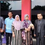 Orang tua kandung dan bayi korban dugaan malapraktik digendong neneknya didampingi penasihat hukum memenuhi panggilan dari penyidik Subdit 4 Renata Ditreskrimum Polda Kalteng, Selasa (22/8/2023) sekitar pukul 09.00 WIB. Foto: fer