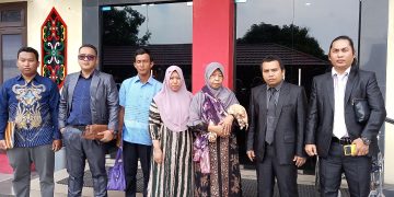 Orang tua kandung dan bayi korban dugaan malapraktik digendong neneknya didampingi penasihat hukum memenuhi panggilan dari penyidik Subdit 4 Renata Ditreskrimum Polda Kalteng, Selasa (22/8/2023) sekitar pukul 09.00 WIB. Foto: fer