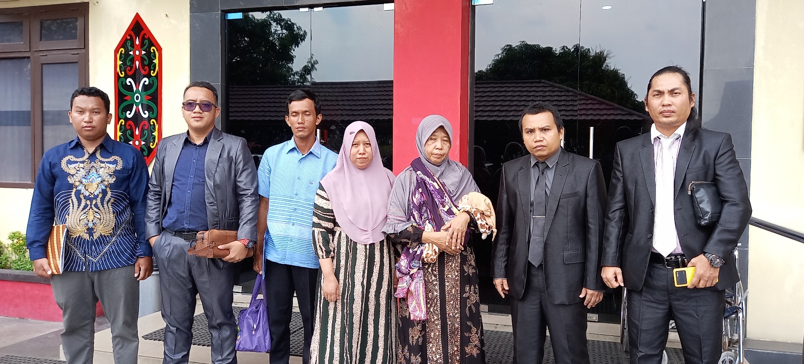 Orang tua kandung dan bayi korban dugaan malapraktik digendong neneknya didampingi penasihat hukum memenuhi panggilan dari penyidik Subdit 4 Renata Ditreskrimum Polda Kalteng, Selasa (22/8/2023) sekitar pukul 09.00 WIB. Foto: fer