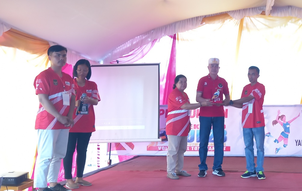 Kepala Satpol PP Kalteng, Baru I. Sangkai (dua dari kanan) mewakili Gubernur Kalteng membuka turnamen bola voli Soekarno Cup 2023 di lapangan Jalan Soekarno I Kota Palangka Raya, Jumat (25/8/2023) pagi. Foto: fer