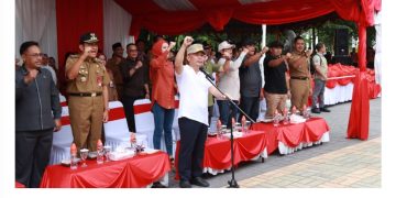 Sugianto Salurkan Bansos dan Launching Bansos Fungsi Pendidikan Kalteng BERKAH di Kobar