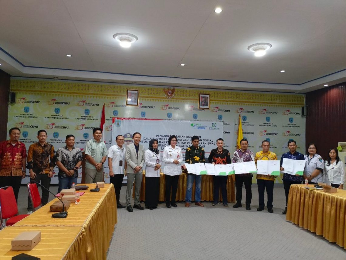 Sebanyak Enam Badan Usaha yang ada di Kabupaten Lamandau berkomitmen mendaftarkan masyarakat yang ada di sekitar perusahaannya tersebut kedalam Program Jaminan Kesehatan Nasional (JKN) melalui program Corporate Cosial Responsibility (CSR) pada tahun 2024, Kamis (04/01/2024). Foto : Ist