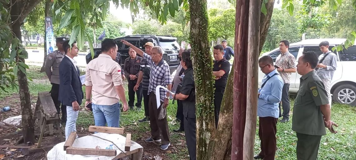 Salundik Budiman Ali (kemeja kotak-kotak) menunjukkan perwatasan tanah yang digugatnya dihadapan Majelis Hakim dan kuasa hukum tergugat dalam persidangan setempat, Selasa (30/1/2024) pagi. Foto: fernando rajagukguk