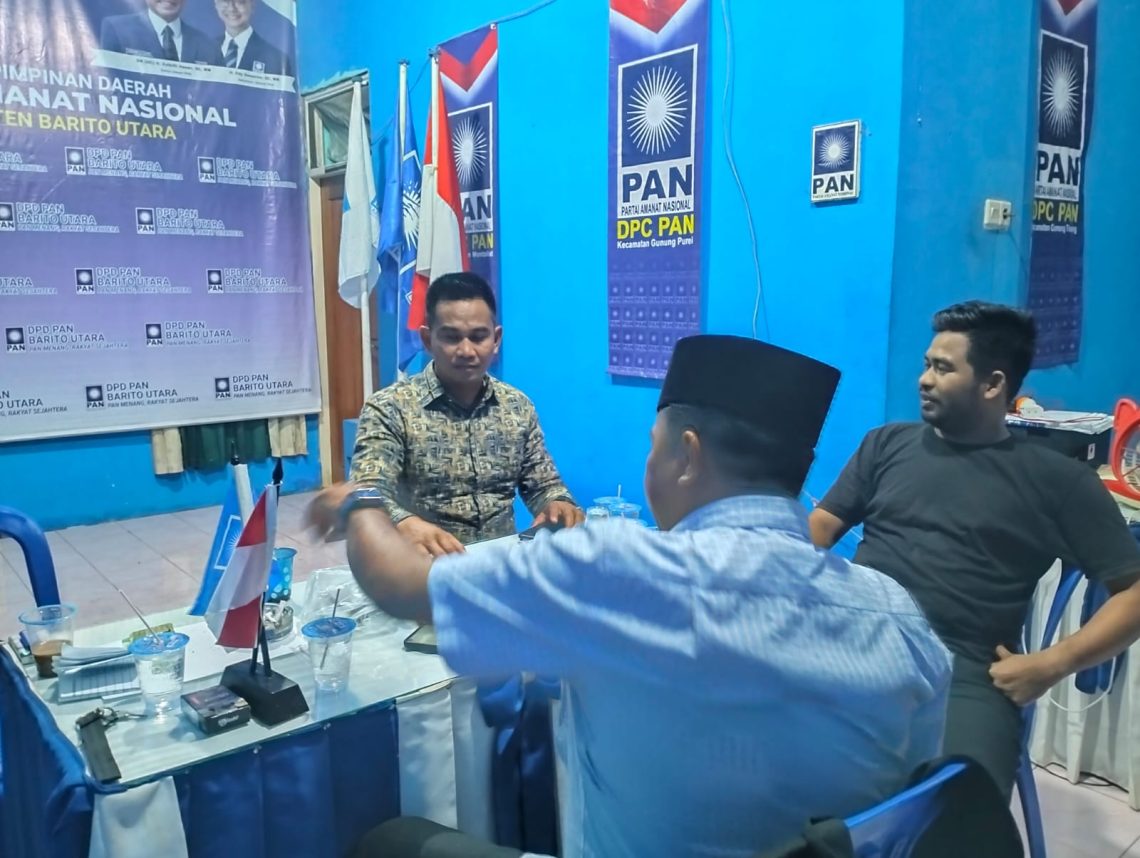 Ketua DPD PAN Barito Utara Hasrat S Ag yang juga Anggota Dewan Barito Utara saat ini, di sekretariat partai PAN Jalan Berlian Muara Teweh, pada Jum'at sore bersama beberapa pengurus lainnya.