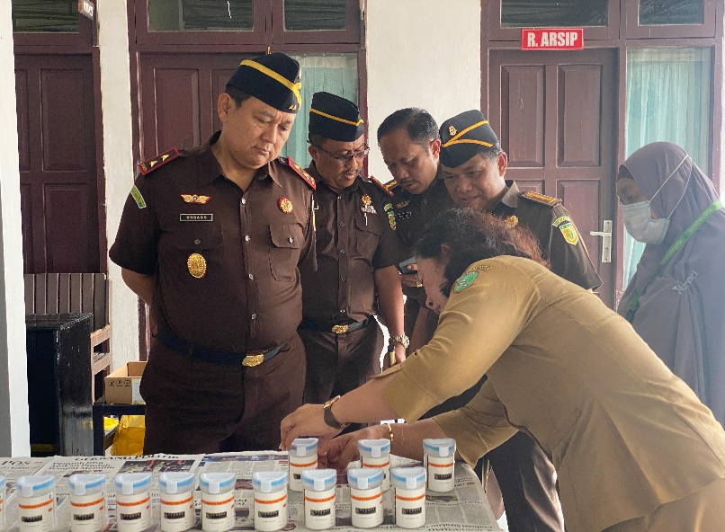 Kajati Kalteng Dr. Undang Mugopal (kiri depan) menyaksikan tes narkoba dengan tes urine jajaran Kejari Sukamara, Senin (12/2/2025). Foto: Penkum Kejati Kalteng