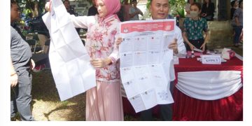 Sugianto Berikan Hak Suara di TPS 02 Taman Juanda