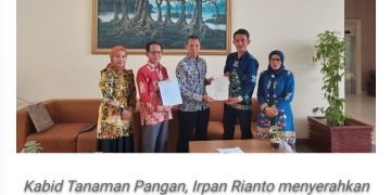 Dinas TPHP Kalteng Serahkan Sertifikat IndoGAP kepada Poktan Jagung Hibrida Barito Utara