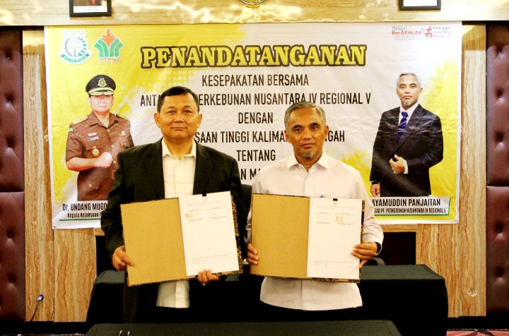 Kajati Kalteng Dr. Undang Mugopal, SH., M.Hum (kiri) dan Regional Head PT. Perkebunan Nusantara IV Regional V Khayamuddin Panjaitan menunjukkan MOU Bidang Datun yang telah ditandatangani. Foto: Penkum Kejati Kalteng