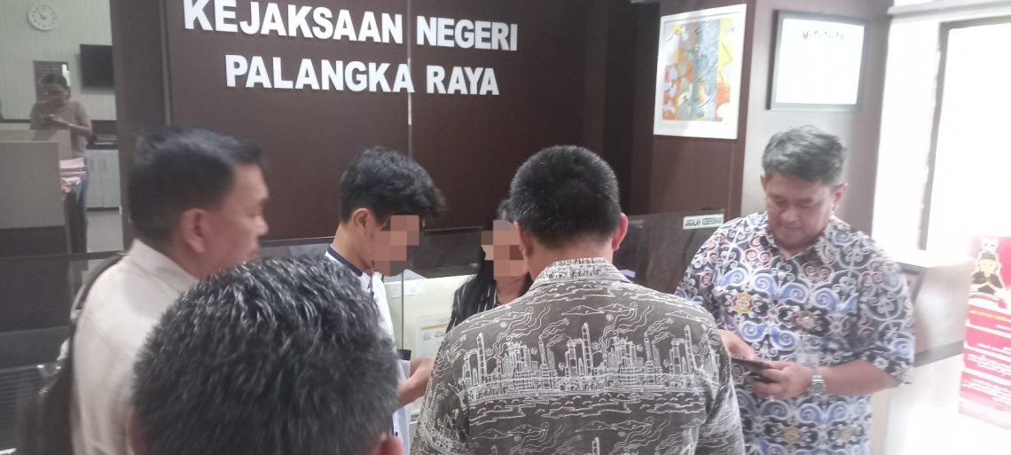 Kajari Palangka Raya, Andi Murji Machfud (kanan ujung) dan jajaran bersama terpidana Muhammad Rendra Prayoga dan Samaniah jelang pelaksanaan eksekusi. Foto: fernando rajagukguk