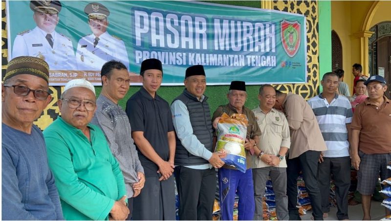 Kepala Dinas Perkebunan Prov. Kalteng Rizky R. Badjuri bersama Kepala Dinas Lingkungan Hidup Prov. Kalteng Joni Harta dan Kepala Pelaksana BPBPK Prov. Kalteng Ahmad Toyib saat menyerahkan paket beras kepada masyarakat