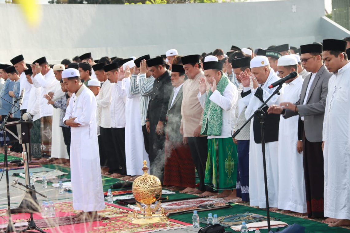 Gubernur Kalimantan Tengah, H. Sugianto Sabran, didampingi istri Ivo Sugianto Sabran beserta keluarga, dan jajaran Pemerintah Provinsi Kalimantan Tengah mengikuti Salat Idulfitri 1445 Hijriah di Bundaran Besar Palangka Raya, Rabu (10/4/2024) pagi. Foto : Ist/mmc