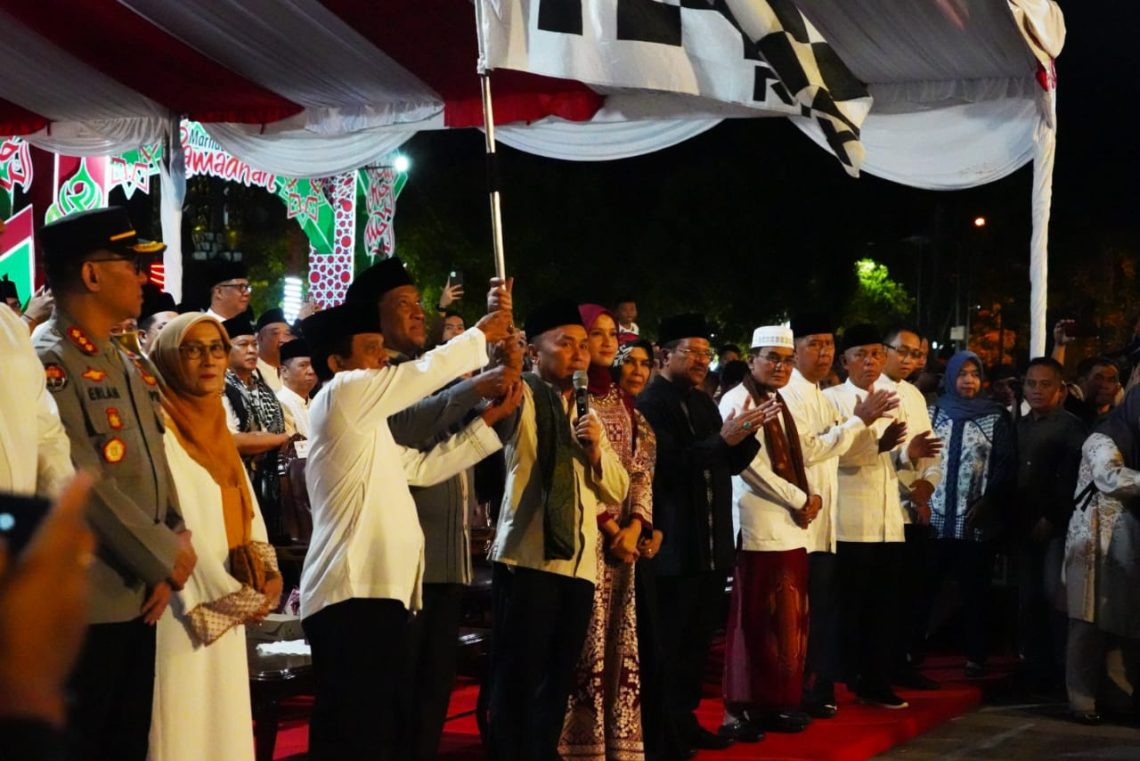 Gubernur Kalteng H. Sugianto Sabran didampingi Ketua TP-PKK Prov. Kalteng Ivo Sugianto Sabran, Wakil Gubernur Kalteng H. Edy Pratowo, serta stakeholders terkait lainnya saat melepas Pawai Takbiran Berkah Menyambut Hari Raya Idulfitri 1445 Hijriah