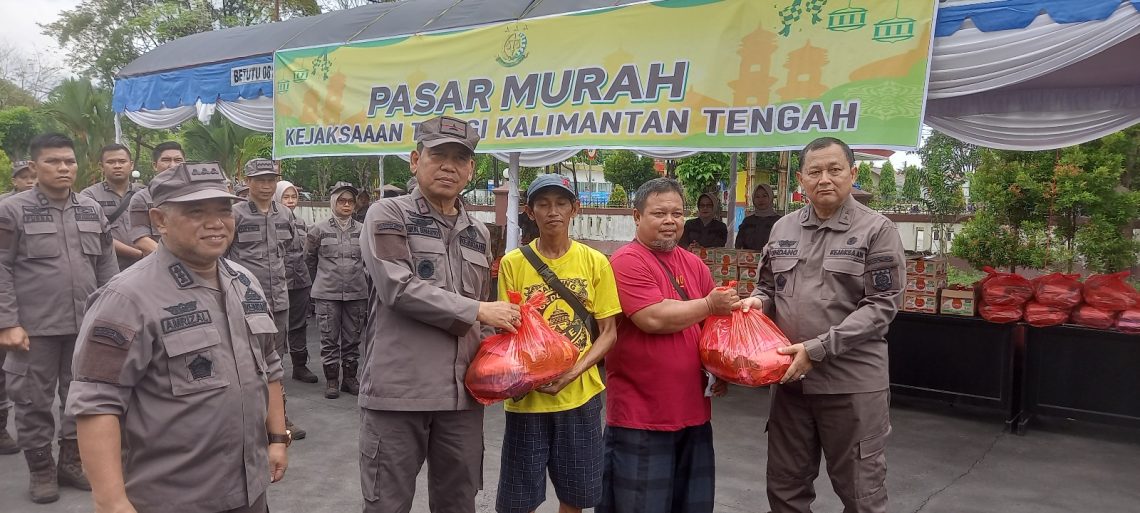 Kajati Kalteng Dr.Undang Mugopal (kanan ujung) dan Wakajati Kalteng M. Sunarto (empat dari kanan) menyerahkan paket sembako kepada warga. Foto: fernando rajagukguk