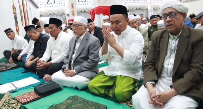 Gubernur Kalteng H. Sugianto Sabran saat mengikuti Salat Subuh Berjamaah