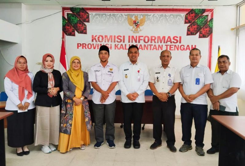 Ketua KI Kalteng, Agus Triantony bersama Komisioner lainnya, Ngismatul Khoiriyah dan Anita Fransiska melakukan foto bersama usai audiensi bersama Disbun Kalteng yang dipimpin oleh Kepala Dinas, Rizky Badjuri beserta jajaran kepala Bidang disbun Kalteng, Rabu, 8 Mei 2024 di Kantor KI Kalteng jalan Wiliam AS Palangka Raya. Foto : AT